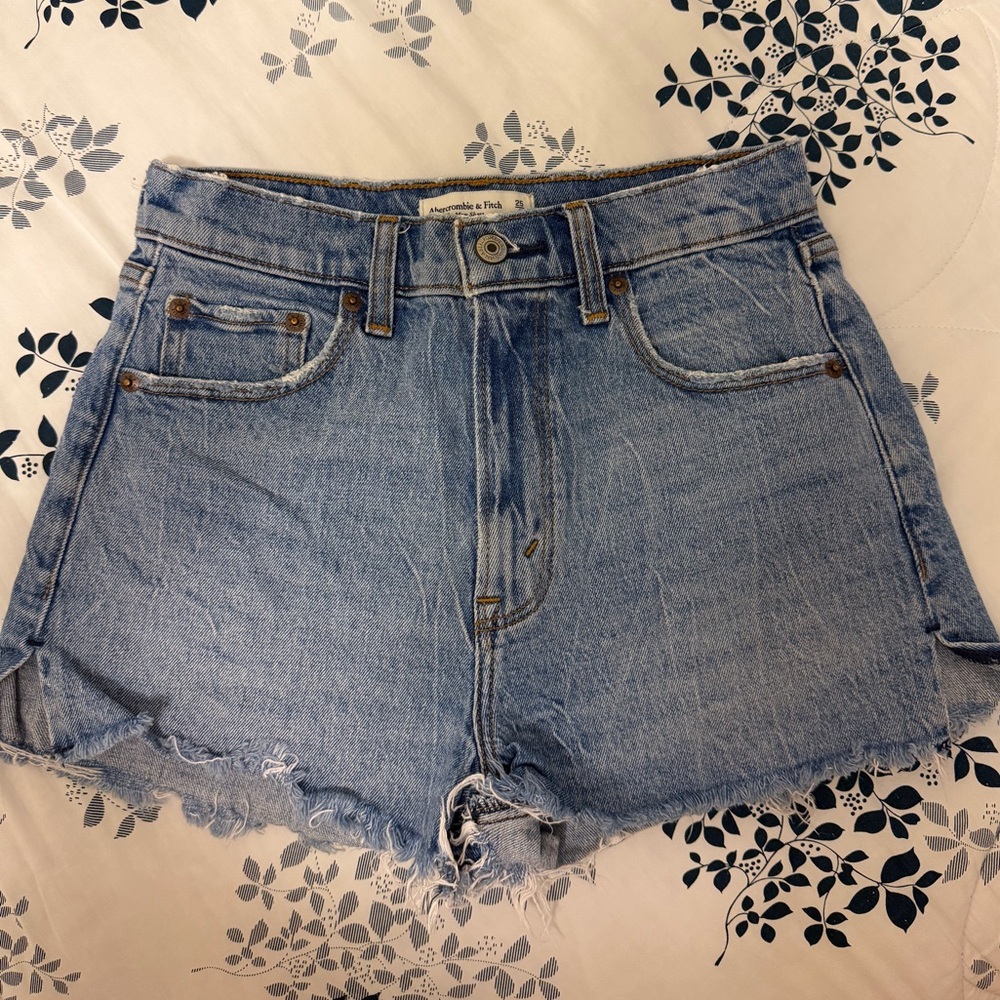 Abercrombie High Rise Mom Short Medium Wash Size 25